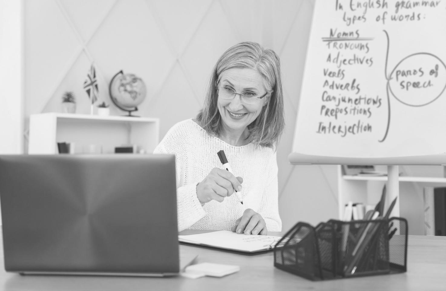 Leader che applica principi di intelligenza emotiva durante una riunione strategica