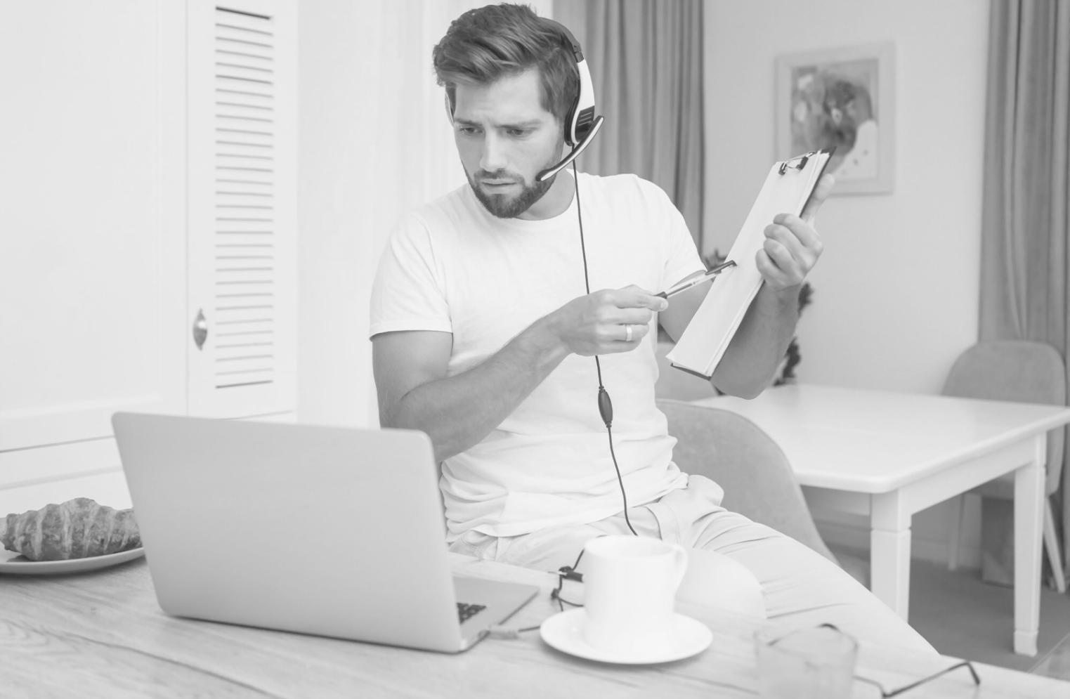 Leader che implementa pratiche di management sostenibile con il suo team